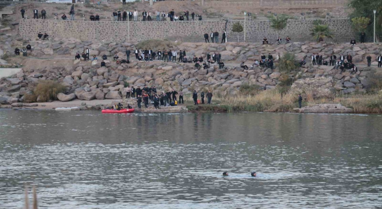 Nehre düşen terliğini almak isterken suya düşen çocuk kayboldu