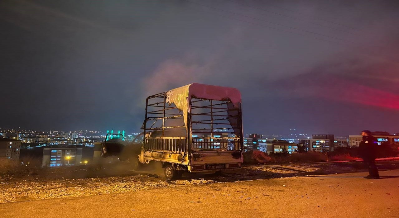 Niğdede park halindeki kamyonette yangın çıktı