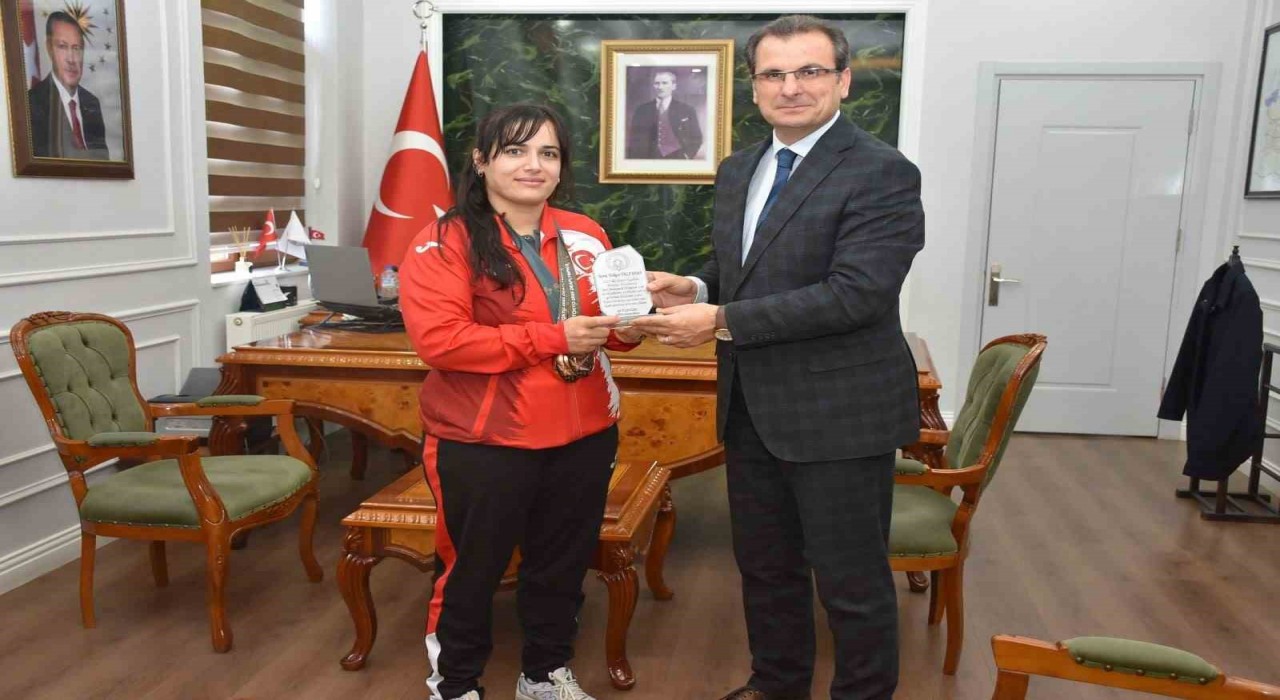 Olimpiyat madalyalı judocuya Kaymakam Güldoğandan plaket