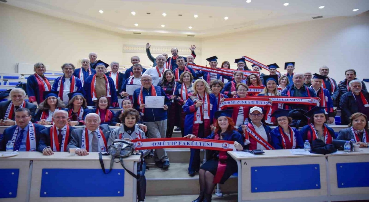 OMÜ Tıp Fakültesinin 1990 mezunları 35 yıl sonra aynı amfide buluştu