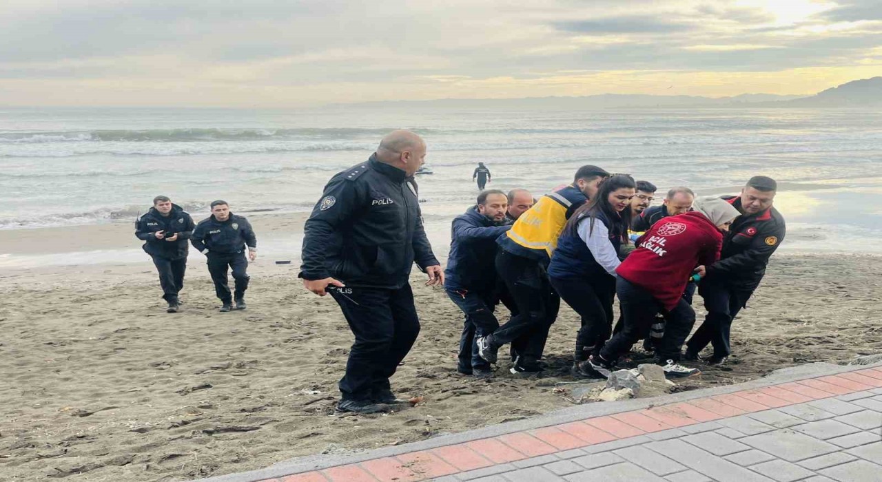 Orduda denize atlayan kadını itfaiye kurtardı