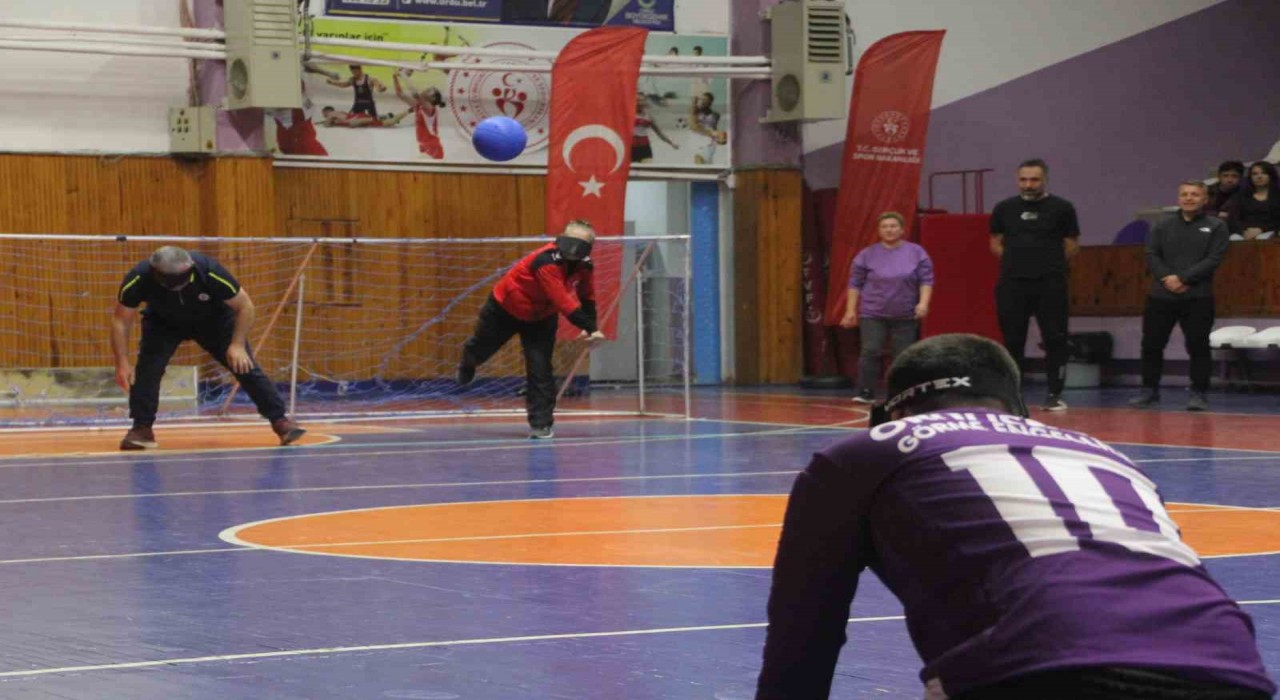 Orduda görme engelliler ile protokol arasında ‘goalball maçı