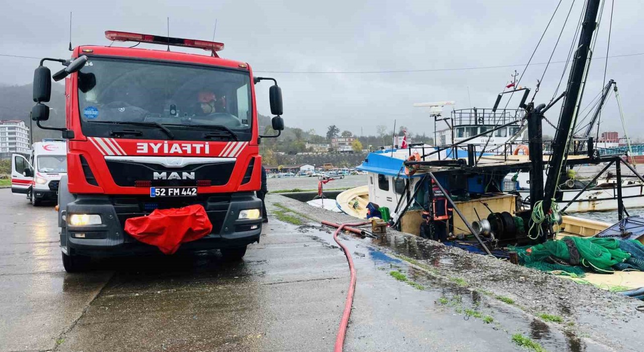 Orduda su alarak batma tehlikesi olan tekneye ekipler müdahale etti