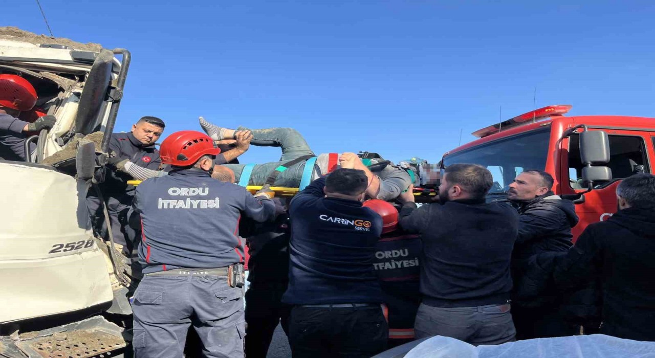 Orduda tır ile kamyon çarpıştı: Araçta sıkışan kamyon sürücüsü kurtarıldı