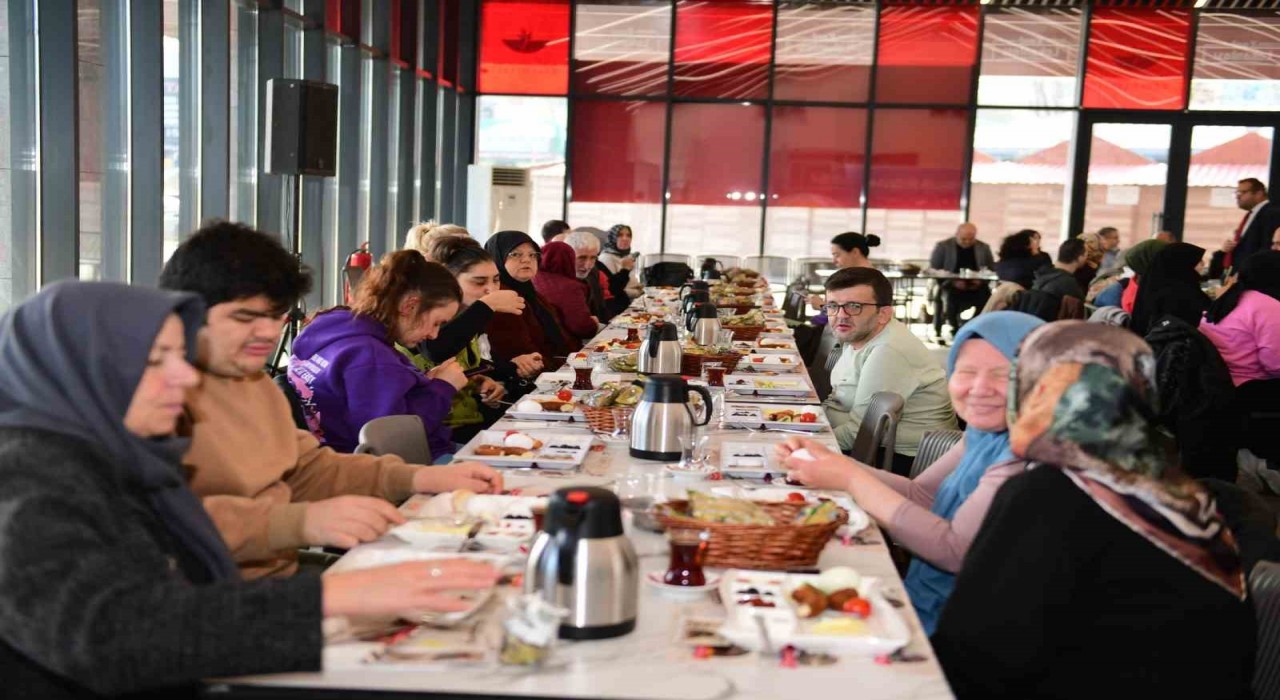 Osmangazide engelli bireyler ve aileleri kahvaltıda buluştu