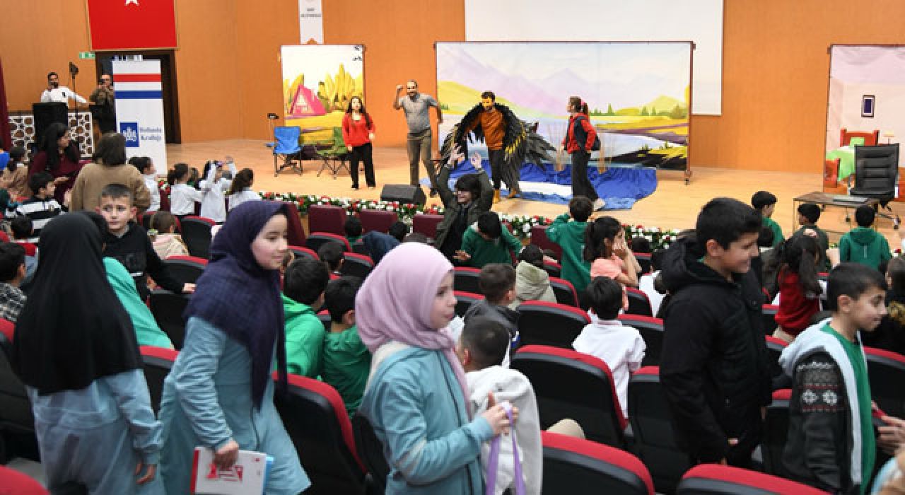 Osmaniye’de Minik Öğrenciler İçin Tiyatro Oyunu Sahnelendi