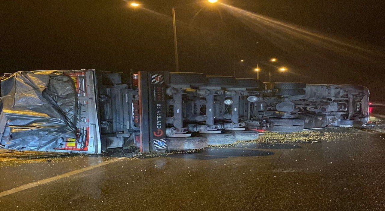 Osmaniyede mısır yüklü kamyon devrildi: 1 yaralı