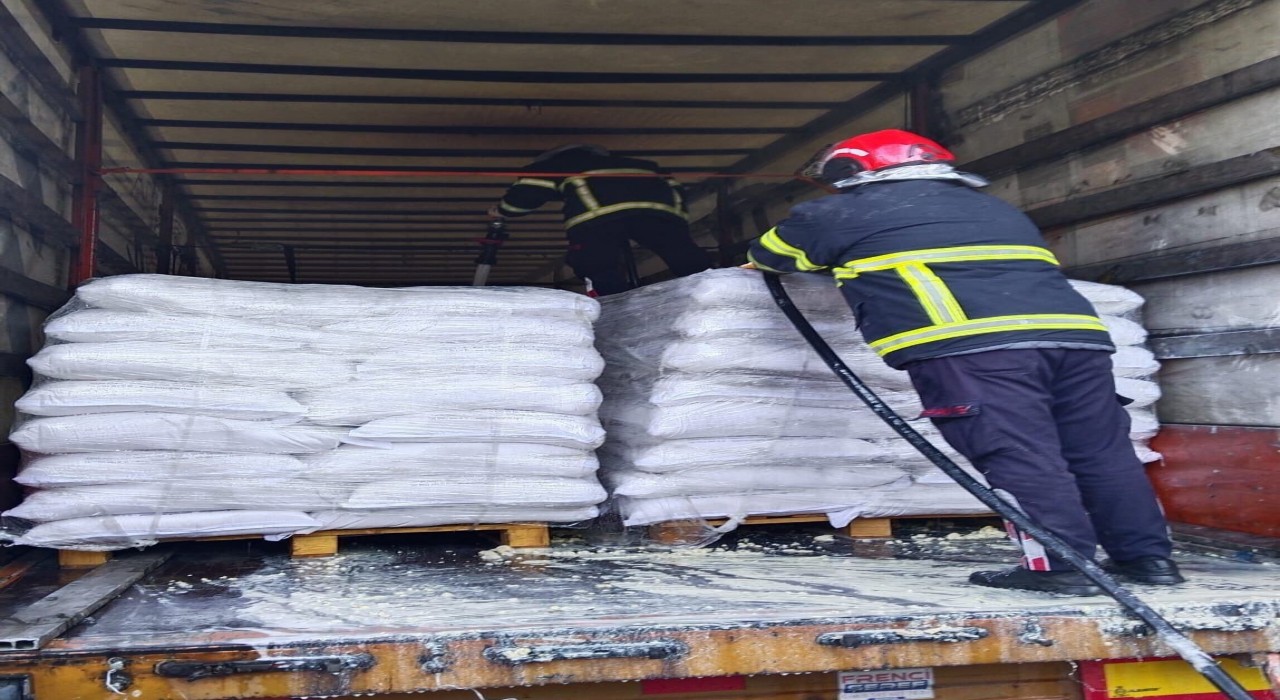 Osmaniyede seyir halindeki soya yüklü tırda yangın çıktı