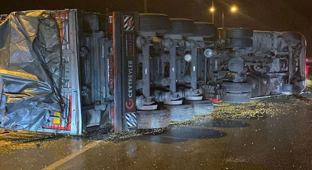 Osmaniye’de Yağış Nedeniyle Mısır Yüklü Kamyon Devrildi