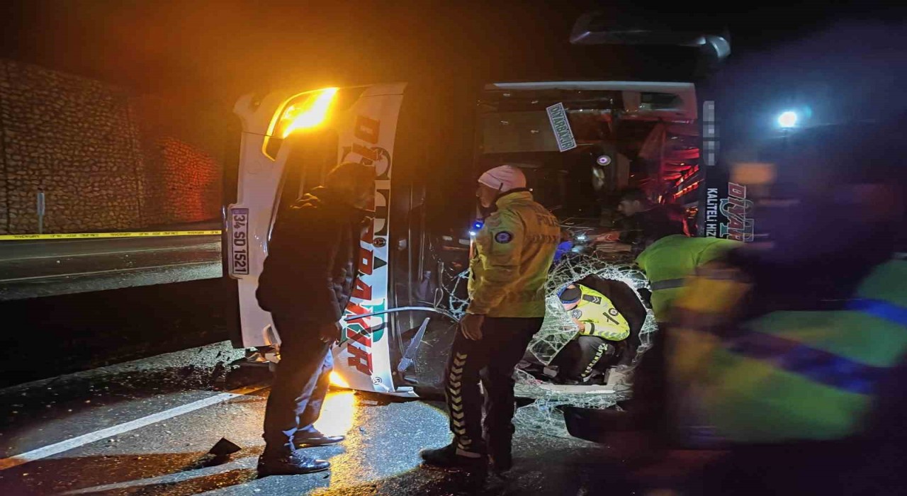 Osmaniyede yolcu otobüsü devrildi: 3 yaralı