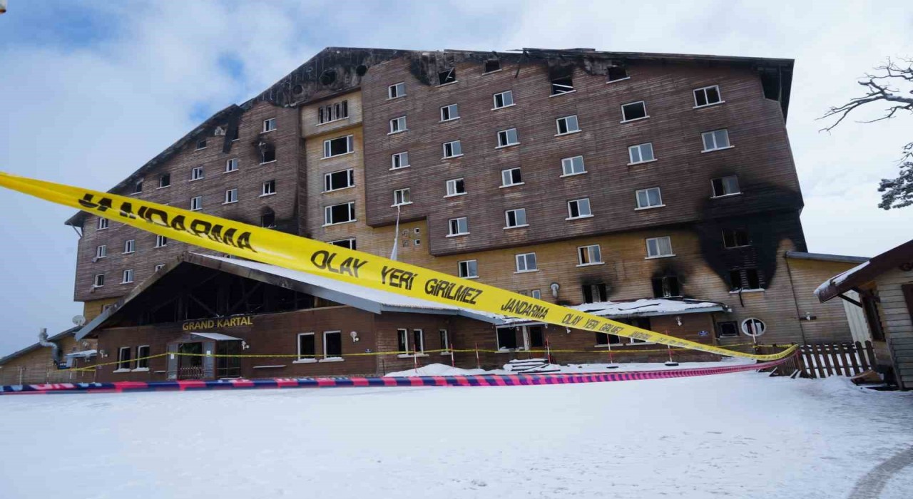 Otel yangını davasında 9 bakanlık personeli hakkında yurt dışı çıkış yasağı getirildi