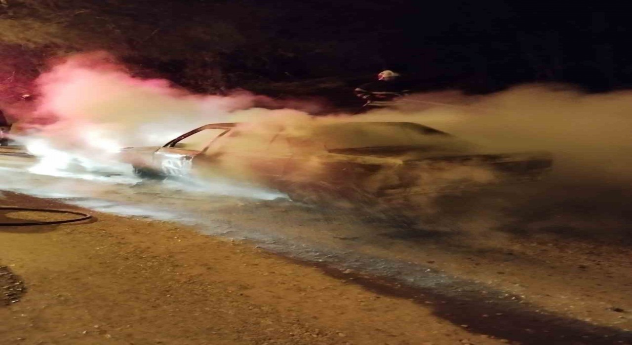 Otomobil patladı, feci şekilde can verdi