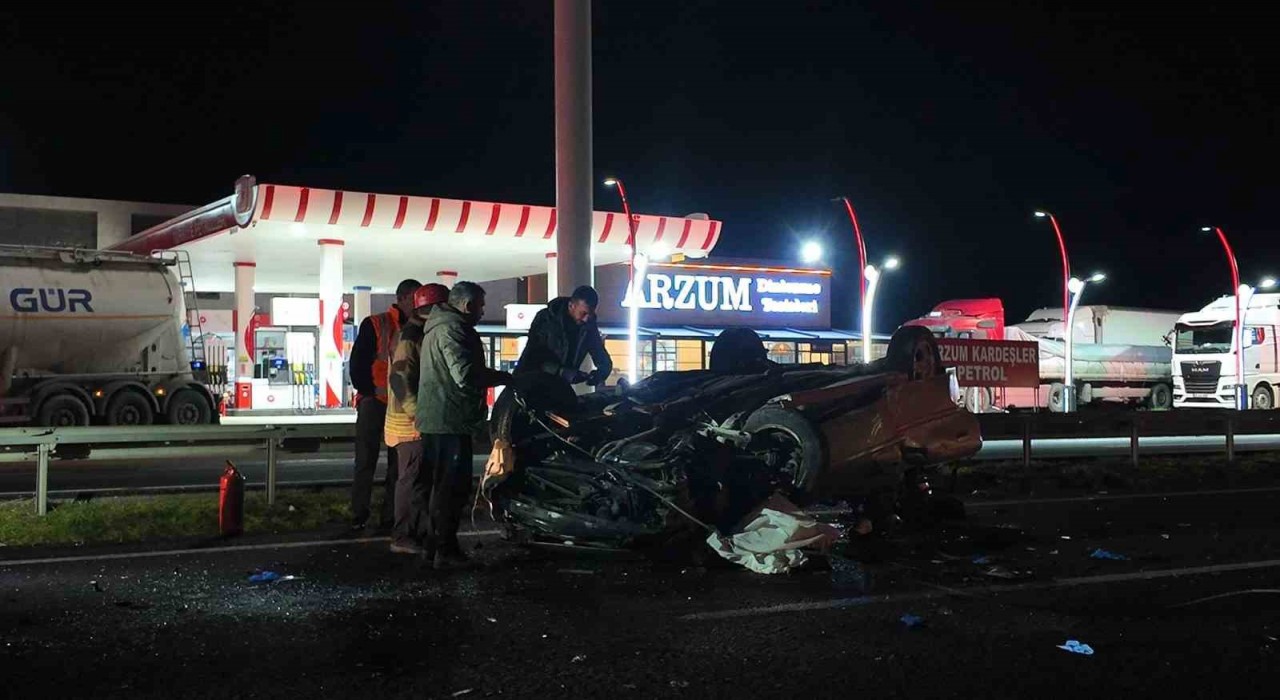 Otomobil tıra arkadan çarpıp takla attı: 1 ölü, 1i ağır 3 yaralı