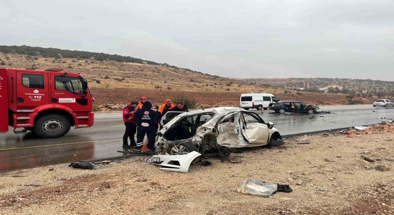 Otomobillerin hurdaya döndüğü kazada doktor öldü, 2 kişi de ağır yaralandı