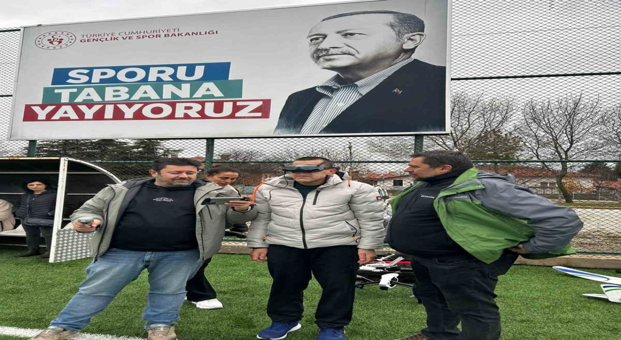 Özel bireyler uzmanlar eşliğinde dron uçurmayı deneyimledi
