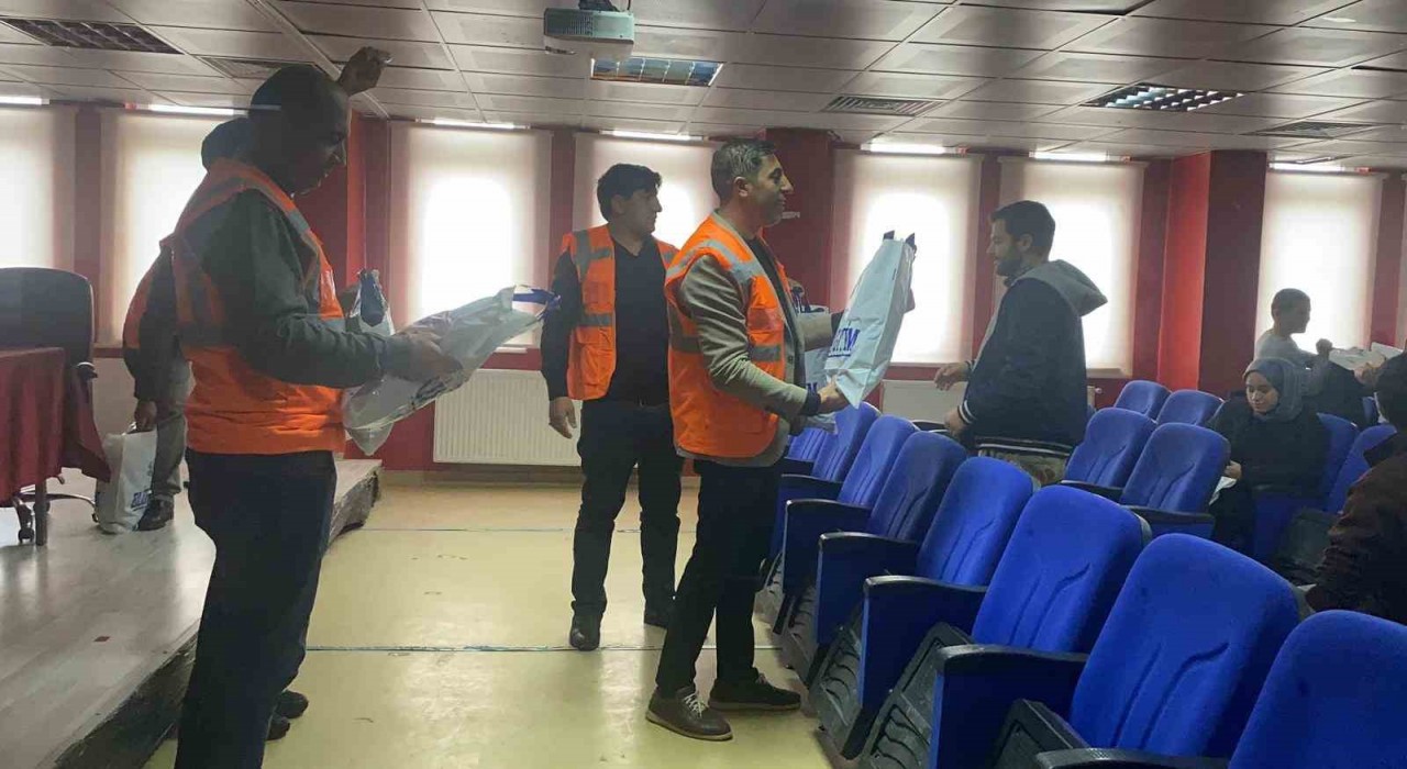 Patnos İyilik Elçileri özel çocukların yüzünü güldürmeye devam ediyor