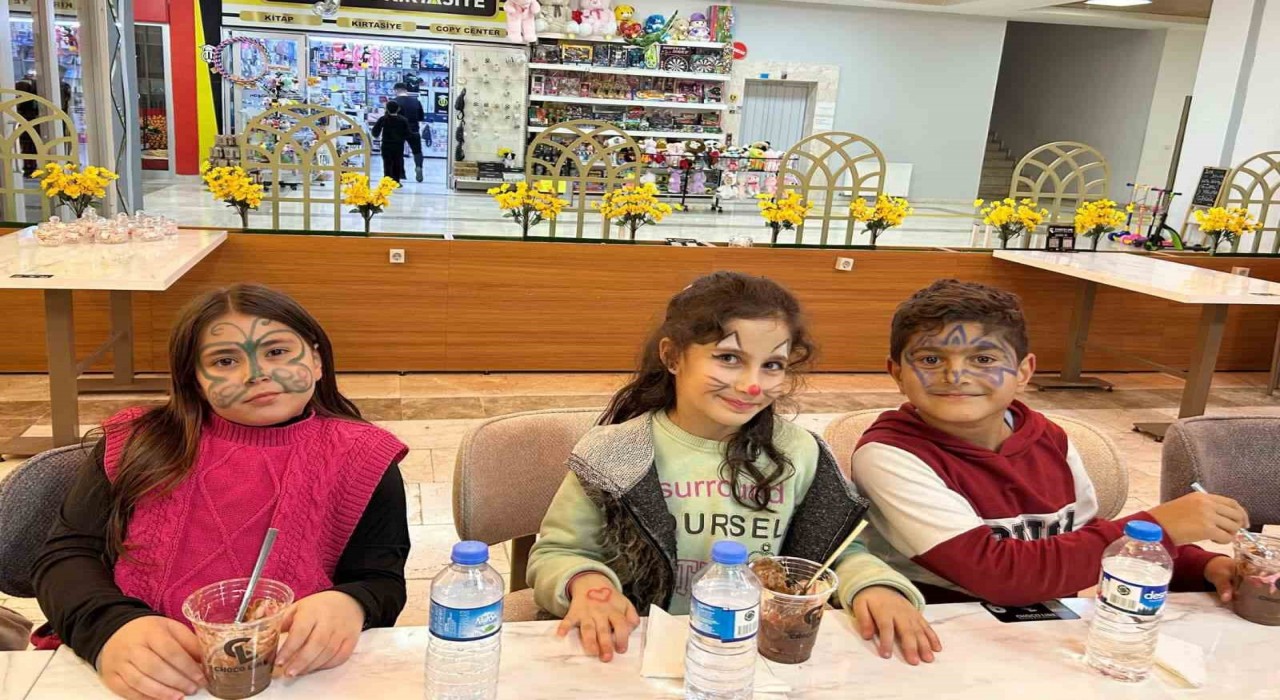 Patnoslu öğrenciler Toti ile Poti oyununu izledi