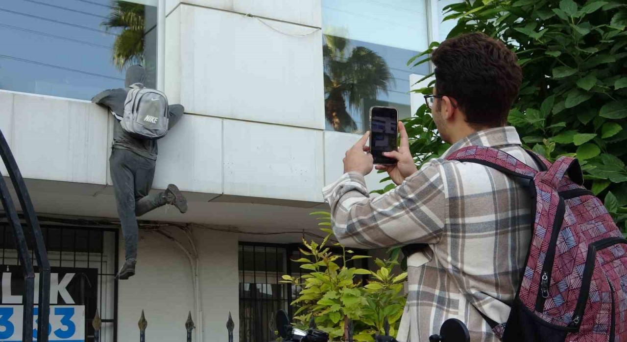 Penceredeki cansız manken ‘hırsızı görenler, polisi arıyor, taş atıyor