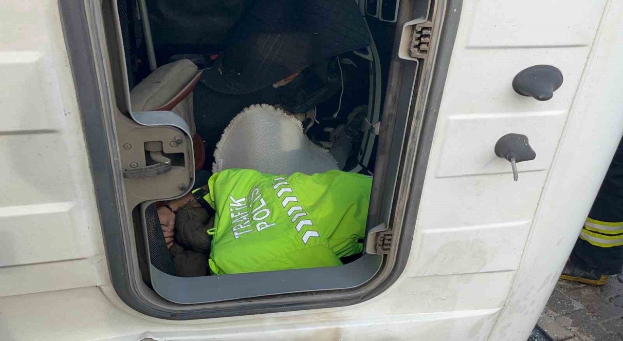 Polis üniformasını çıkarıp yaralının üzerini örttü