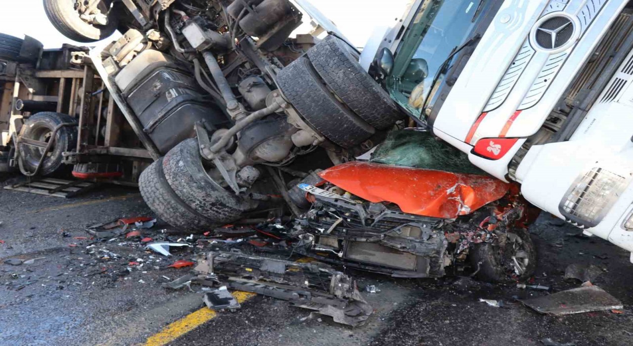 Posofta buzda kayan iki tır ve bir otomobil birbirine girdi: 1 yaralı