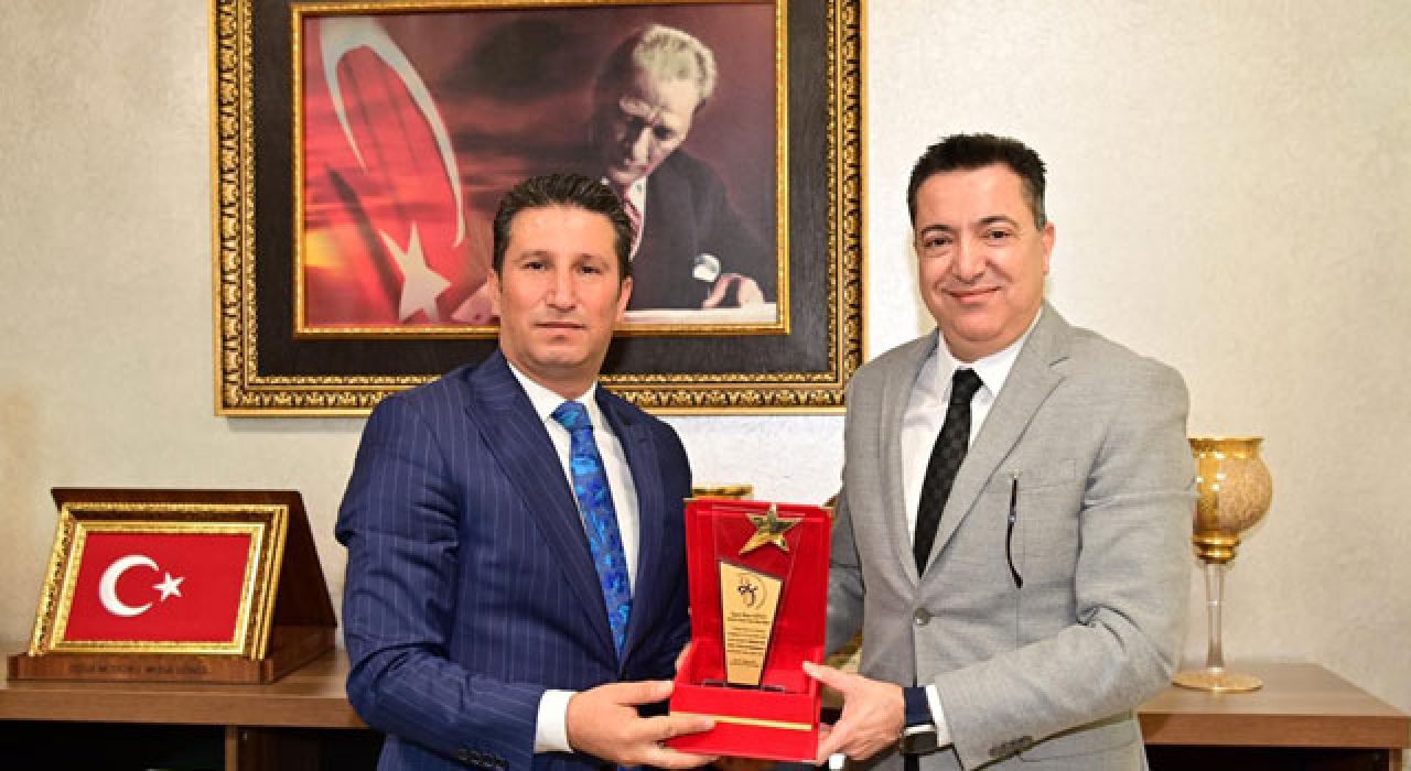 Rektör Uzun’dan OSB Müdürü Gönül’e Teşekkür Plaketi