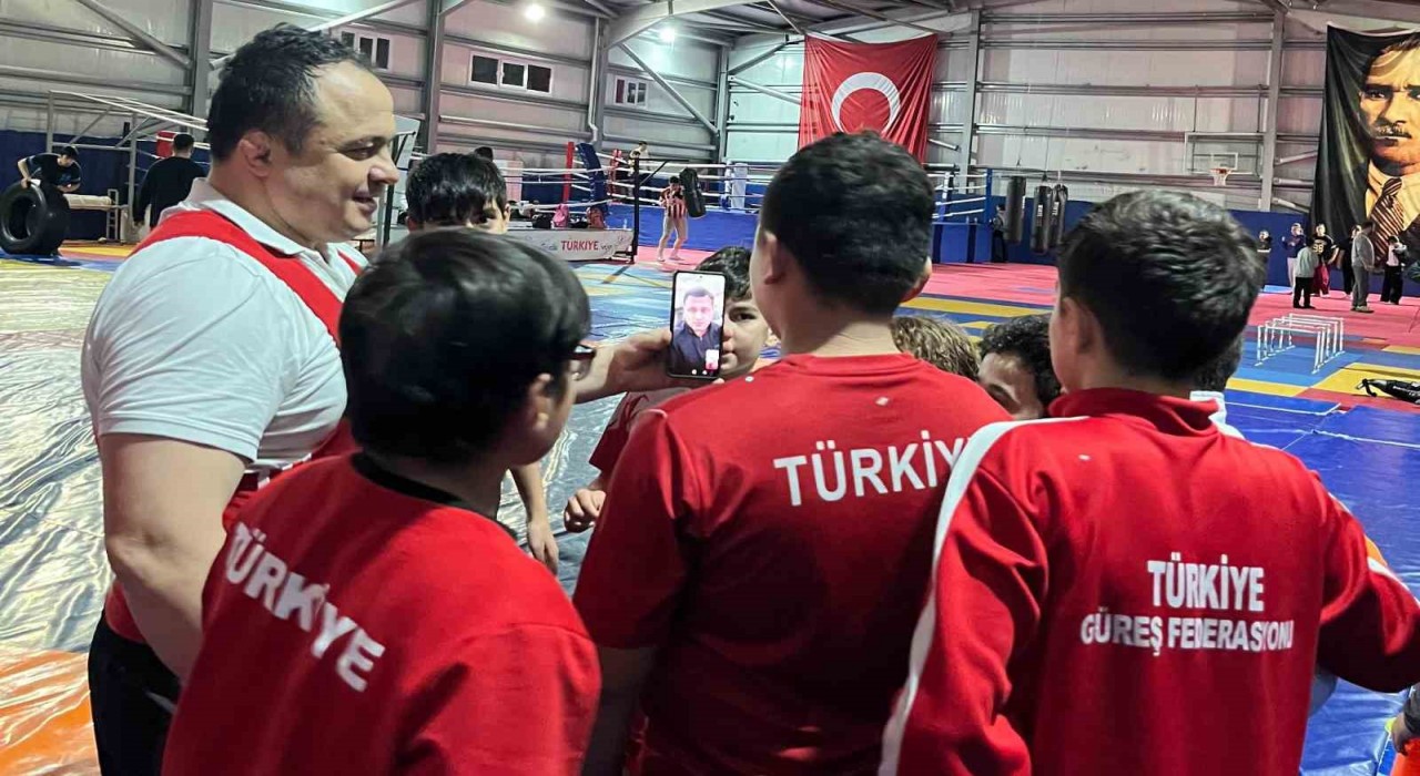 Rıza Kayaalpten Vezirköprülü güreşçilere moral