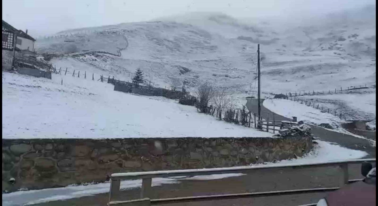 Rizede kar yağışı yüksek kesimlerde etkili oluyor