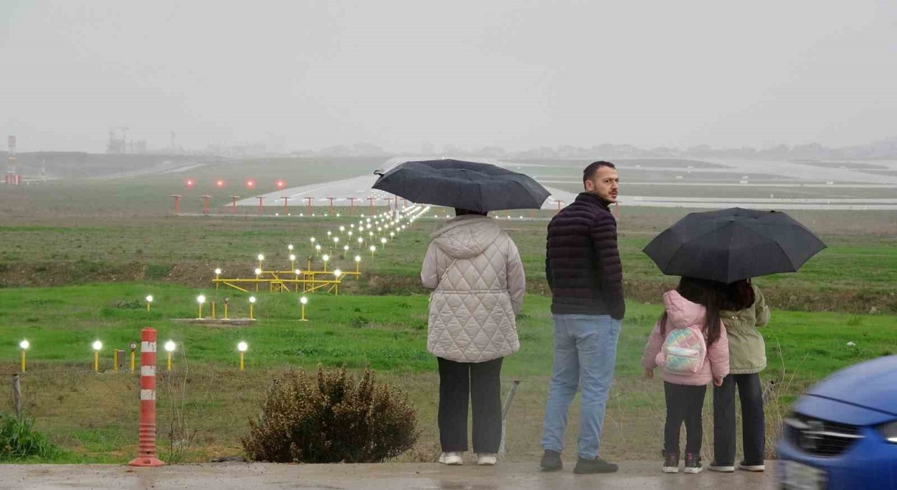Sabiha Gökçenin pistinde popüler hale gelen seyir terası ziyaretçi akınına uğruyor