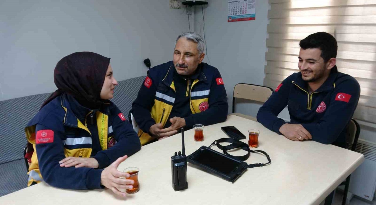 Sağlık çalışanı baba ve kızı aynı ambulansta hayat kurtarıyor