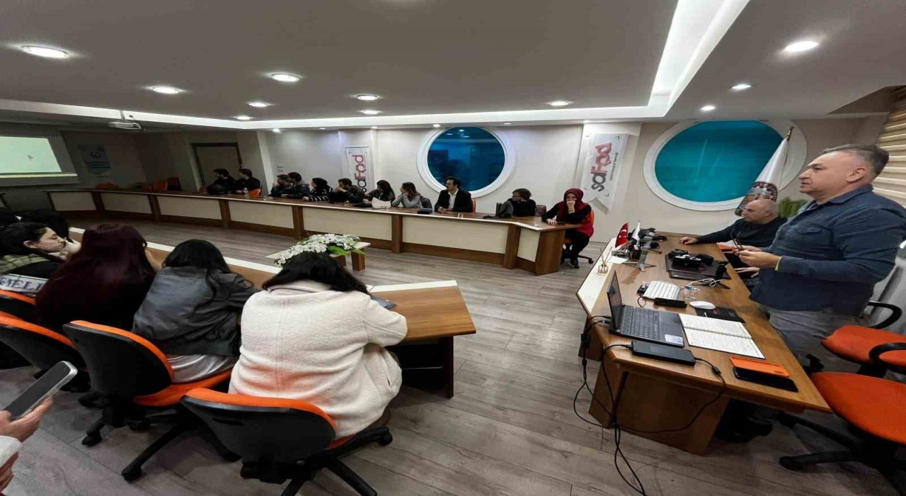 Salihlide üniversite öğrencilerine mobil fotoğraf eğitimi