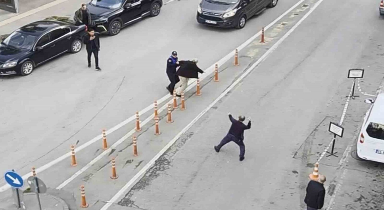 Samsunda iki yaşlı adamın kavgasını araya girenler önledi