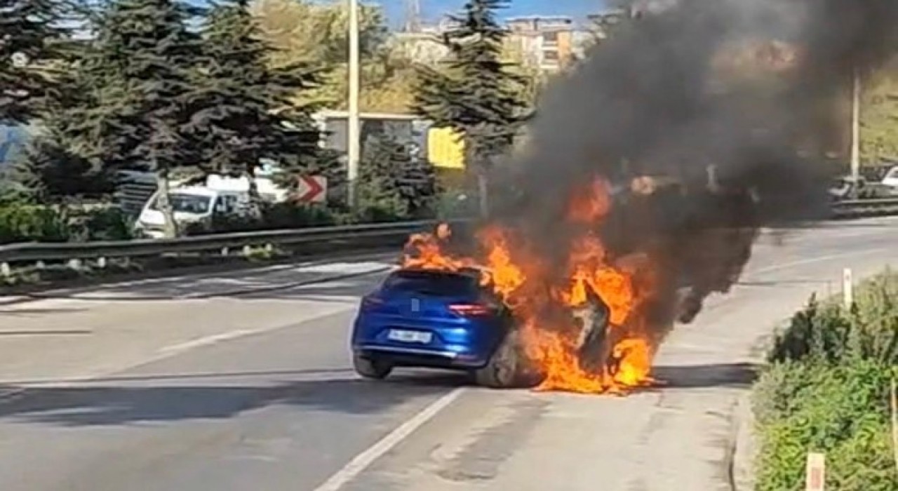 Samsunsporlu Musabanın otomobili alev alev yandı, futbolcu yara almadan kurtuldu