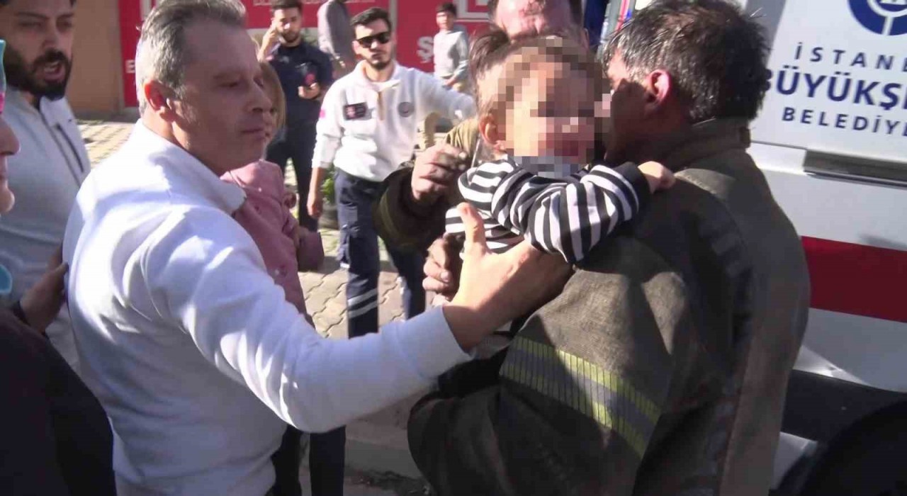 Sancaktepede asansör yangını: Anne-çocuk ve 2 itfaiye eri dumandan etkilendi