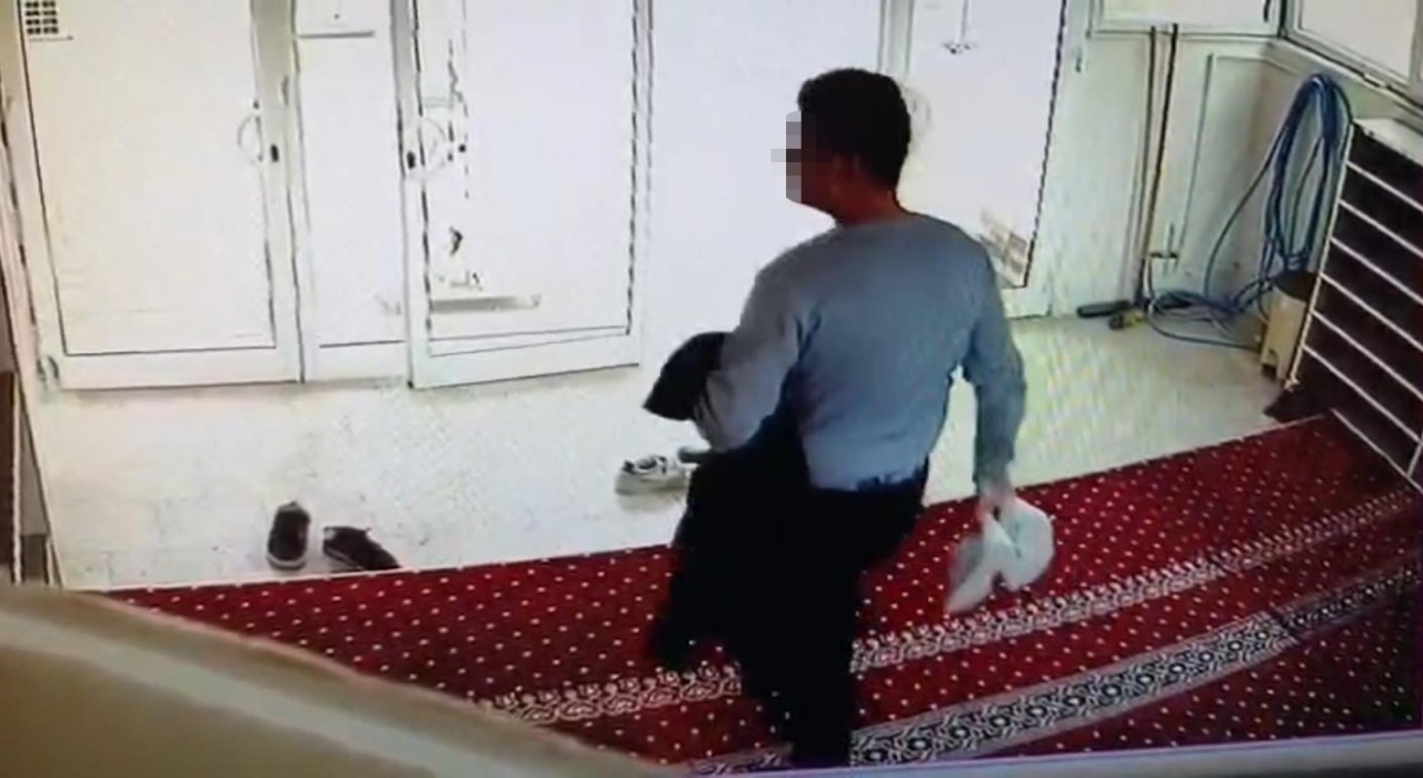 Şanlıurfada camide ayakkabı ve mont hırsızlığı kamerada