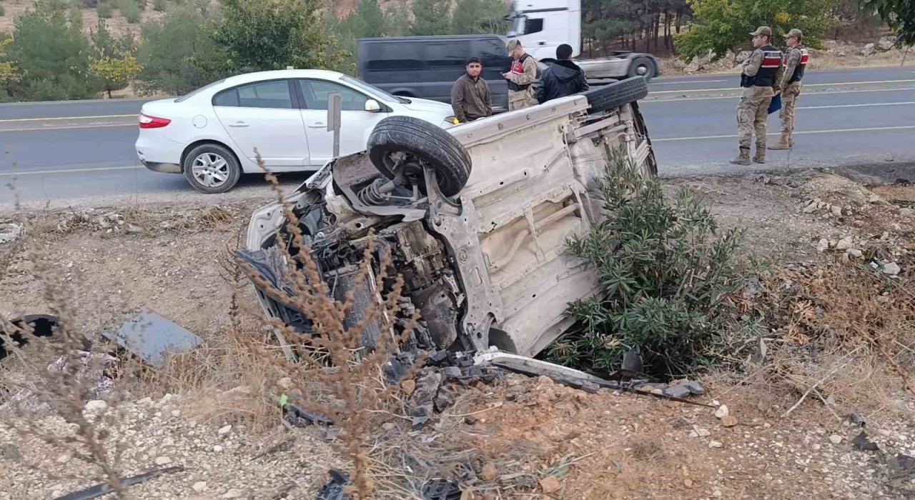 Şanlıurfada hafif ticari araç devrildi: Baba ve oğlu yaralandı