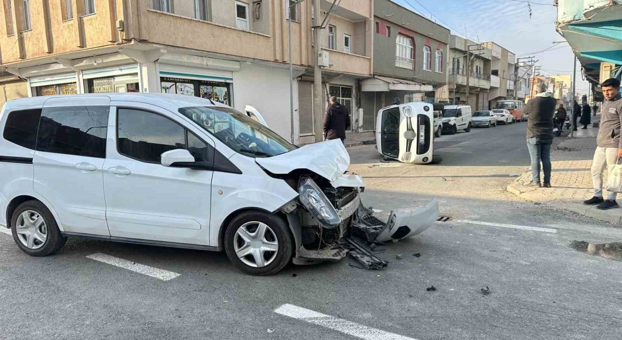 Şanlıurfada iki ticari araç çarpıştı, biri ters döndü