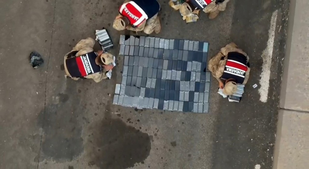 Şanlıurfada jandarmadan kaçakçılık operasyonu: 249 cep telefonu ele geçirildi