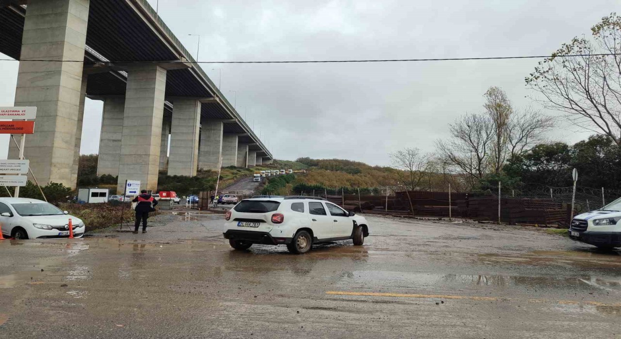 Sarıyerde Kilyos tüneli inşaatında yağış nedeniyle yol çöktü