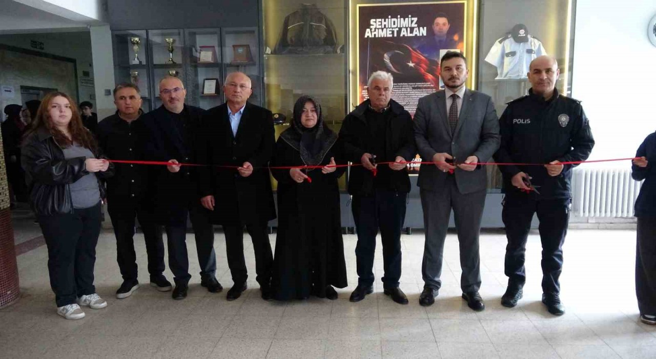 Şehit Ahmet Alanın hatıraları, şehadetinin yıl dönümünde adını taşıyan okulda yerini aldı
