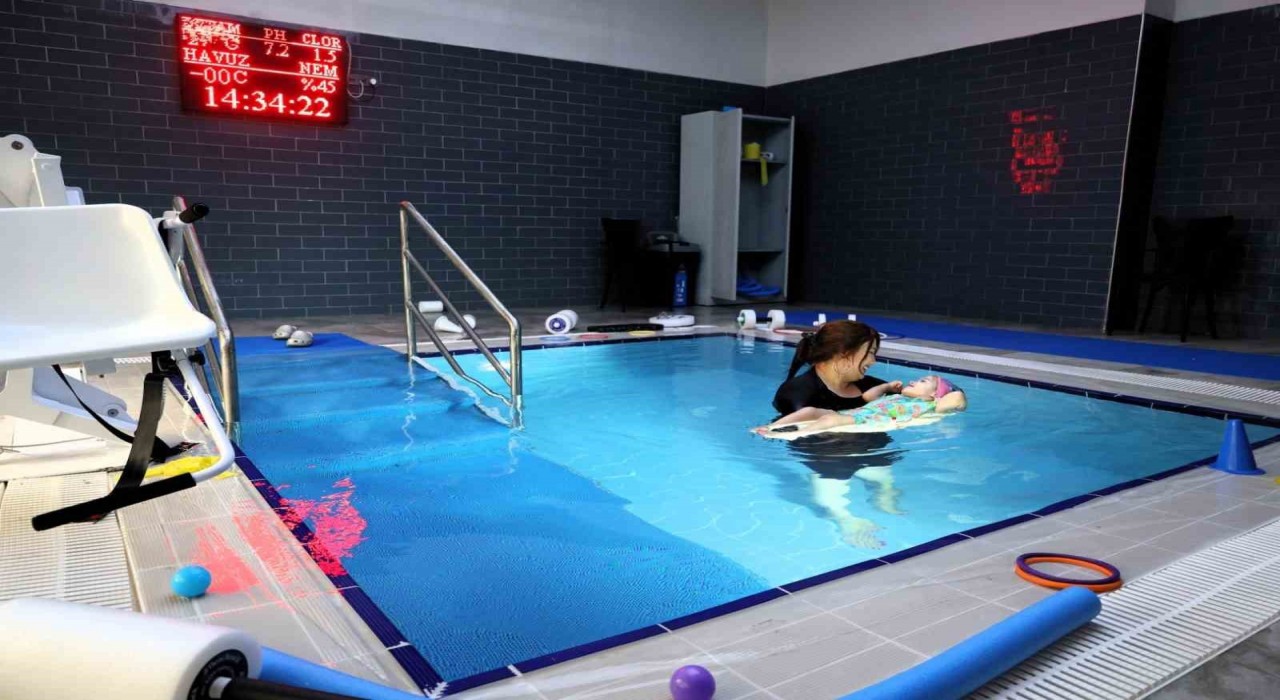 Serebral palsili Durunun tedavisi suyun gücüyle destekleniyor