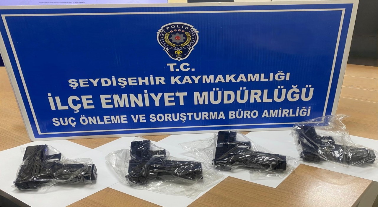 Seydişehirde polis şüpheli araçtan 4 ruhsatsız tabanca ele geçirdi