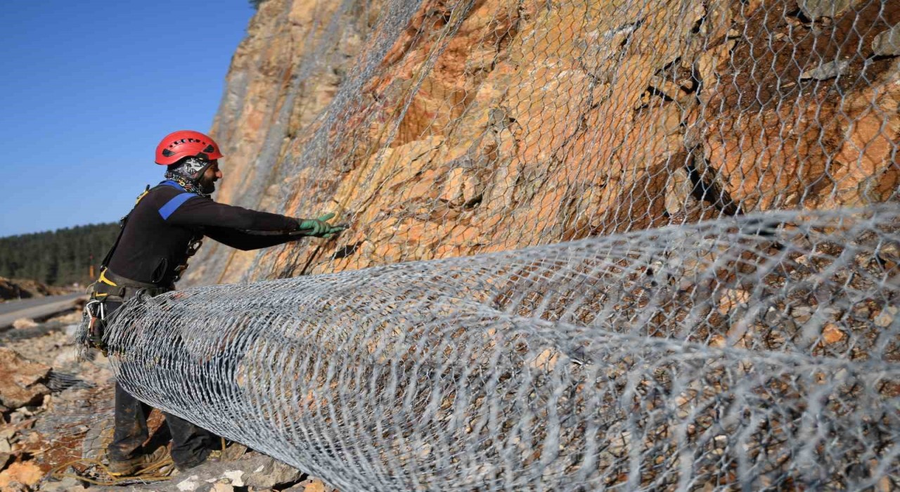 Sık sık heyelanların yaşandığı 2 bin rakımlı dağ çelik ağlarla örülüyor