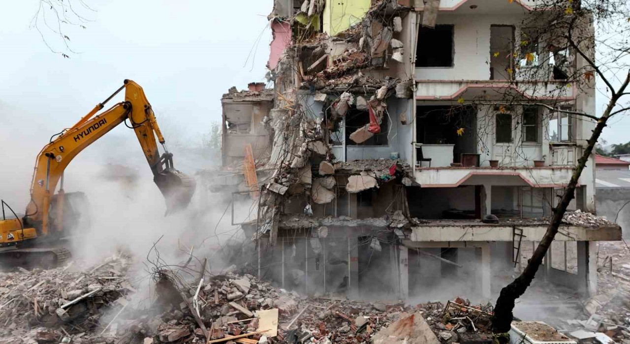 Sındırgıda deprem sonrası yıkımlar yeniden başladı
