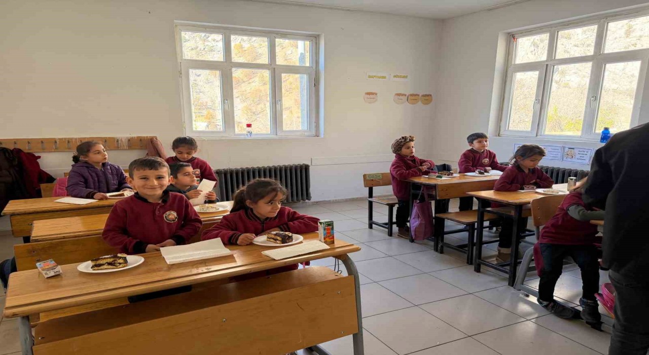 Sınırdaki öğrencilere pasta sürprizi