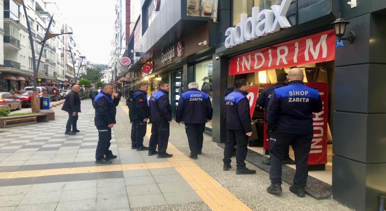 Sinopta zabıta ekiplerinden kaldırım işgali denetimi