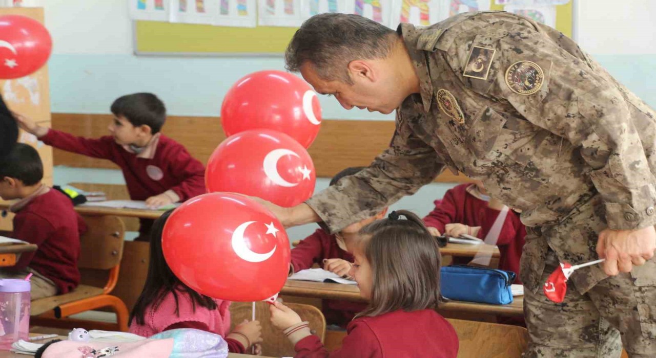 Şırnak Emniyet Müdürü Sazaktan öğrencilere sürpriz