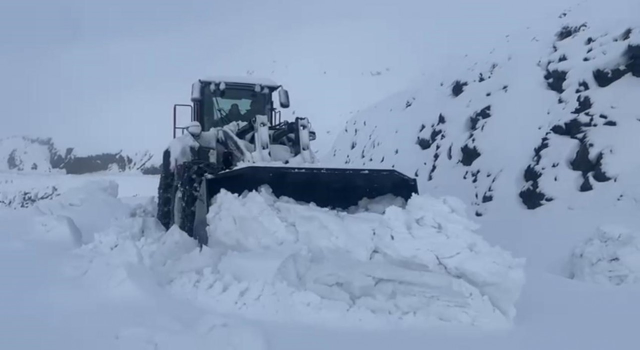 Şırnakta kar esareti: Beyaz örtü yarım metreyi geçti