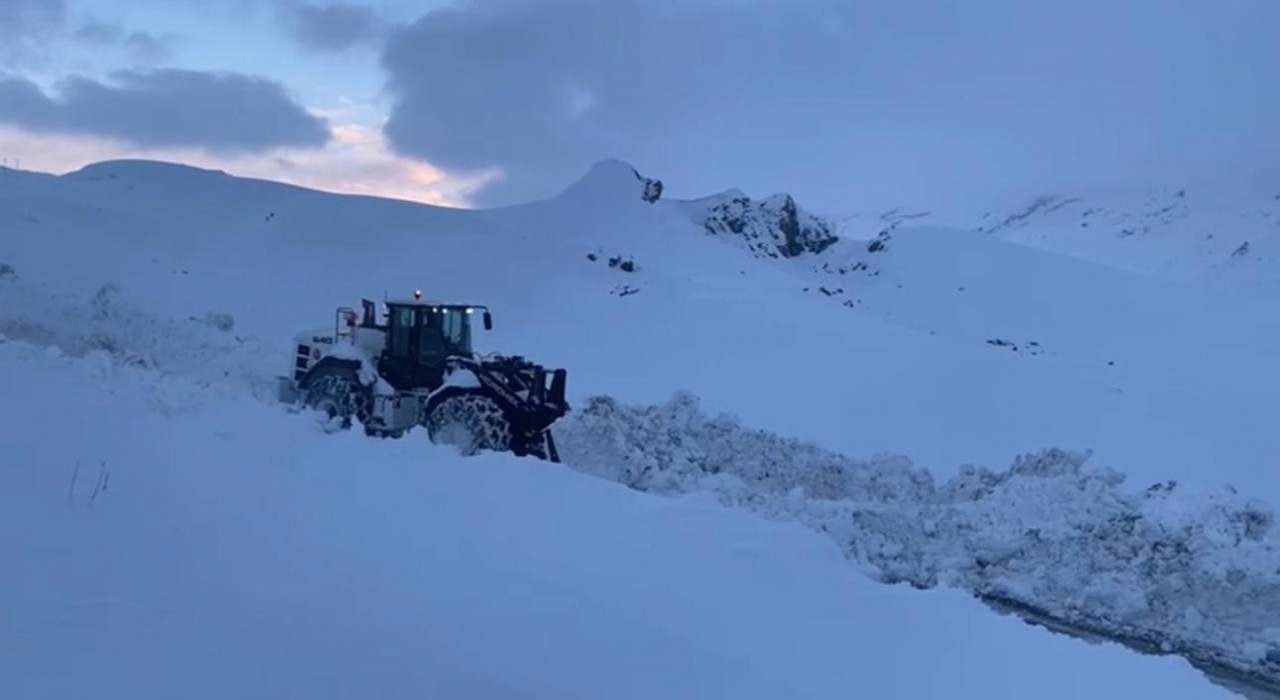 Şırnakta kar esareti, kapalı yolların açılması için çalışmalar sürüyor