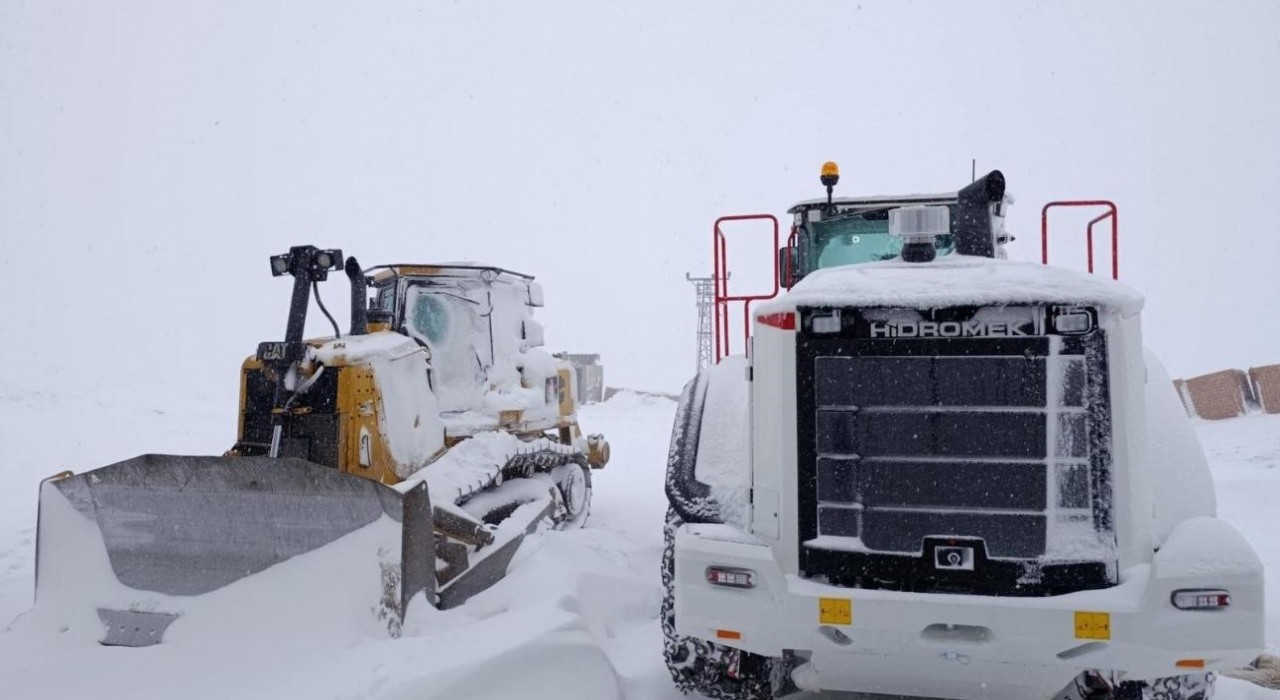 Şırnakta kar yolları kapattı, beyaz esaret başladı
