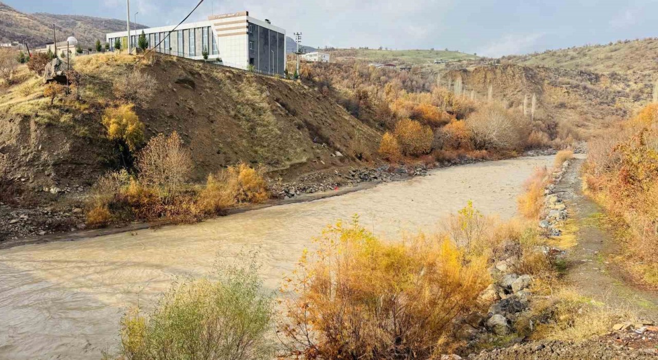 Şırnakta yağış sonrası Hezil Çayı coştu, suyun debisi yükseldi